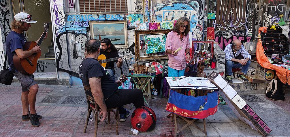 street musicians before graffiti house